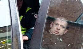Net keli policijos ekipažai tramdė mieste siautėjusį vyriškį