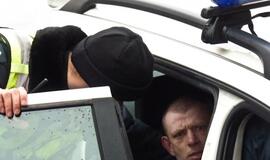 Net keli policijos ekipažai tramdė mieste siautėjusį vyriškį