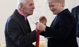 Prezidentė įteikė valstybės apdovanojimus