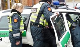 Net keli policijos ekipažai tramdė mieste siautėjusį vyriškį