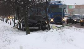 Neblaivaus vairuotojo "Audi" keitė gatvių apšvietimą