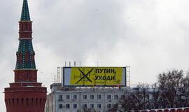 Priešais Kremlių - plakatas su užrašu "Putinai, išeik"