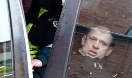 Siautėjusį vyriškį tramdė du policijos ekipažai