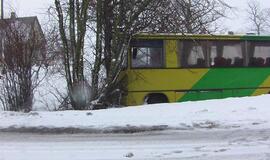 Vieną autobusą į griovį, kitą - į tvorą