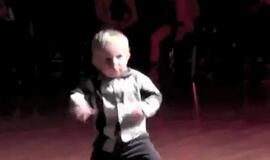 2-ejų metų berniukas stebina gebėjimais šokti džaivą