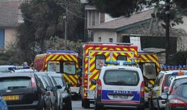 Įtariamas Prancūzijos teroristas dar nepasidavė, aidėjo šūviai ir sprogimai