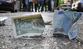 JAV: kelias buvo užverstas dolerių kupiūromis ir monetomis