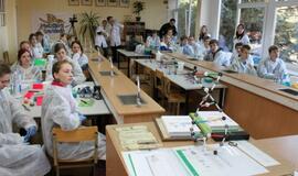 Klaipėdos moksleiviai išbandė pirmąją šalyje mobilią biomokslų laboratoriją