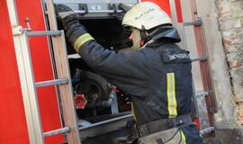 Klaipėdoje degė apleistas pastatas