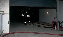 Požeminėje stovėjimo aikštelėje liepsnojo automobilis