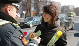 Uostamiesčio pareigūnai moterims dovanojo gėles