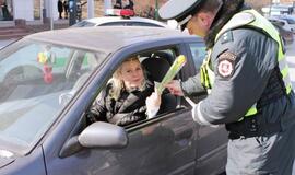 Uostamiesčio pareigūnai moterims dovanojo gėles