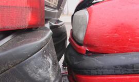 Nepatyręs vairuotojas "surinko" kelis automobilius