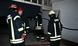 Požeminėje stovėjimo aikštelėje liepsnojo automobilis