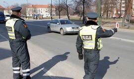 Uostamiesčio pareigūnai moterims dovanojo gėles