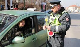 Uostamiesčio pareigūnai moterims dovanojo gėles