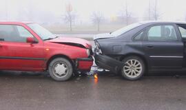 Nepatyręs vairuotojas "surinko" kelis automobilius