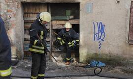 Klaipėdoje degė apleistas pastatas