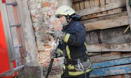 Klaipėdoje degė apleistas pastatas