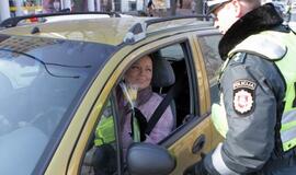 Uostamiesčio pareigūnai moterims dovanojo gėles