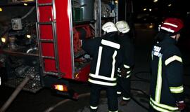 Požeminėje stovėjimo aikštelėje liepsnojo automobilis