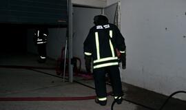 Požeminėje stovėjimo aikštelėje liepsnojo automobilis