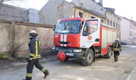 Klaipėdoje degė apleistas pastatas