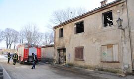 Klaipėdoje degė apleistas pastatas