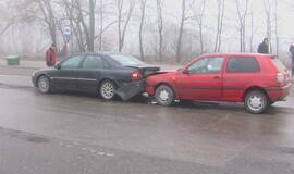 Nepatyręs vairuotojas "surinko" kelis automobilius