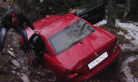 Raudono &quot;Mercedes-Benz&quot; vairuotojui - šaltas rytinis dušas