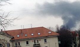 Degė konteineris, prikrautas senų padangų