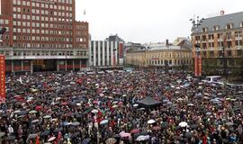 Dešimtys tūkstančių norvegų drauge užtraukė A. B. Breiviko nekenčiamą dainą