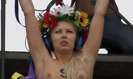 "Femen" aktyvistės vėl apnuogino krūtis (video)