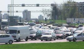 BMW ir sunkvežimio avarija sudarė spūstis