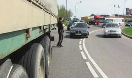 BMW ir sunkvežimio avarija sudarė spūstis
