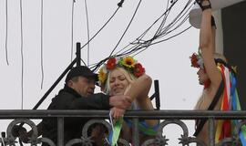 "Femen" aktyvistės vėl apnuogino krūtis