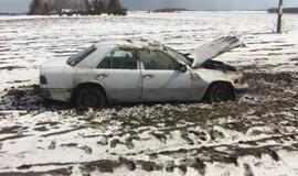 Dėl sniego virto dar vienas automobilis