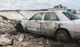 Dėl sniego virto dar vienas automobilis