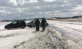 Dėl sniego virto dar vienas automobilis