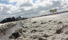 Dėl sniego virto dar vienas automobilis