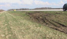 Vilkikas su briketais atsidūrė griovyje