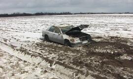 Dėl sniego virto dar vienas automobilis