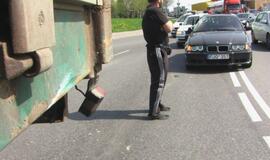 BMW ir sunkvežimio avarija sudarė spūstis