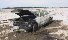 Dėl sniego virto dar vienas automobilis