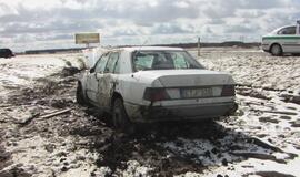 Dėl sniego virto dar vienas automobilis