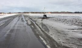 Dėl sniego virto dar vienas automobilis