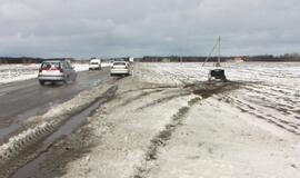 Dėl sniego virto dar vienas automobilis