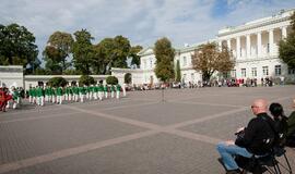 Prezidentūros rūmų kiemelyje - sporto žaidimai, mankšta ir lietuviškas ritinis