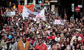 Prieš vyriausybės taupymo priemones protestavo dešimtys tūkstančių ispanų
