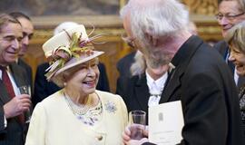 Britų karalienė Elžbieta II žada ekonominį šalies stabilumą